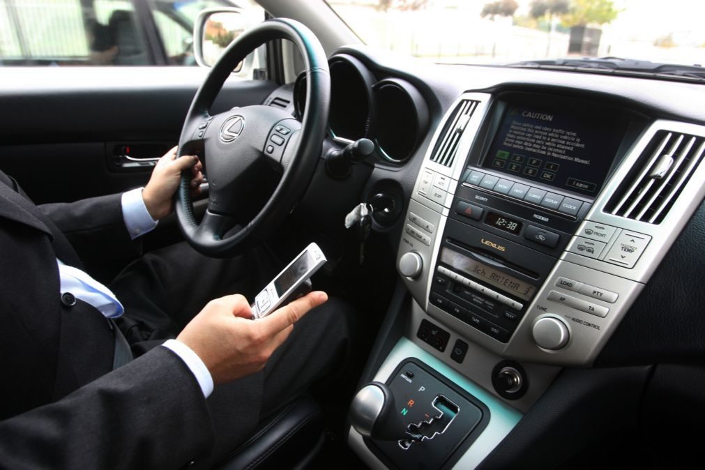 Coimas para uso do telemóvel ao volante vão ser agravadas em cerca de 100%