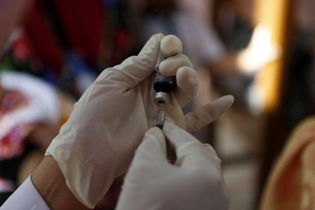 Distribuição das vacinas covid sem dificuldades mas farmácias podem ter problemas