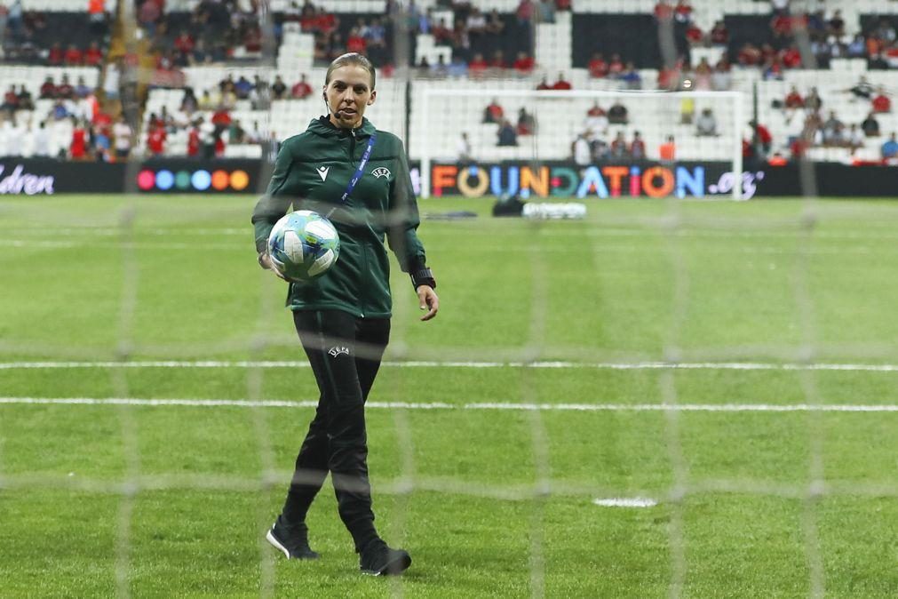 Esta é a primeira mulher a arbitrar um jogo da Liga dos Campeões de futebol