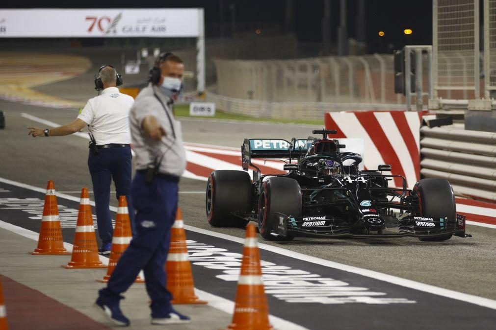Lewis Hamilton testa positivo à covid-19