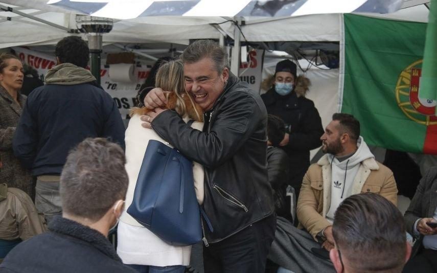 Toy junta-se aos manifestantes em greve de fome. Empresários são ouvidos por Fernando Medina