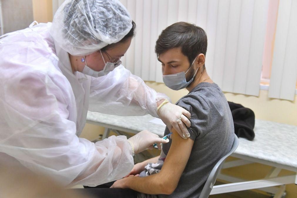 Covid-19: Moscovo começou a vacinar profissionais de risco