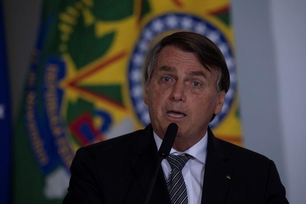 Covid-19: Bolsonaro diz que pandemia está no fim quando aumentam mortes e casos no Brasil