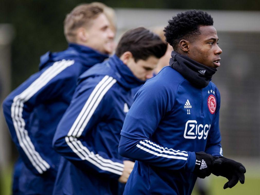 Jogador do Ajax detido por suspeita de esfaqueamento de um familiar