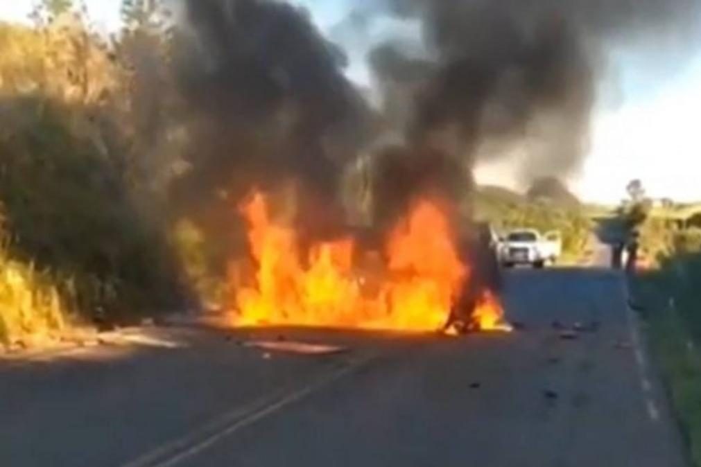 Polícia salva condutor de carro em chamas [vídeo]