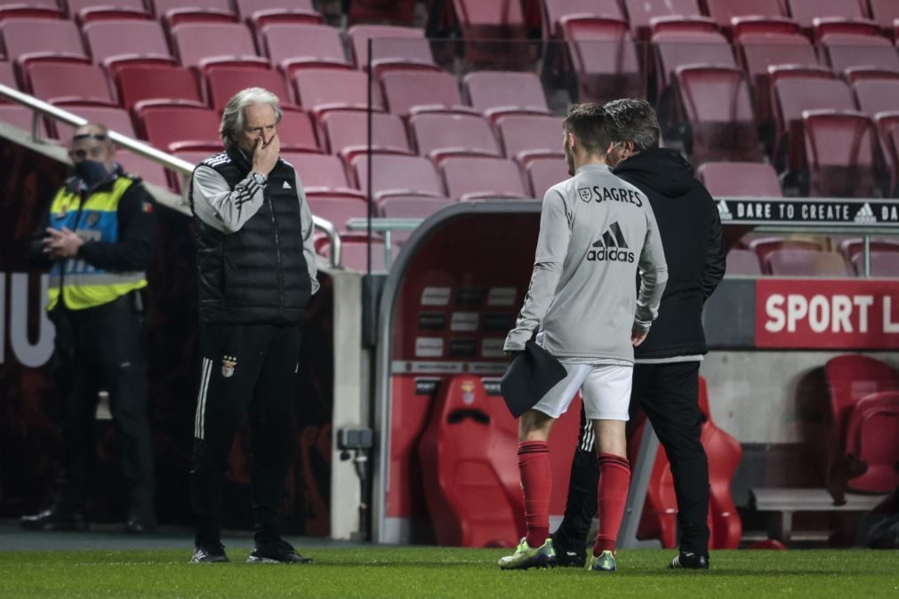 Grimaldo recupera de lesão e regressa aos convocados do Benfica