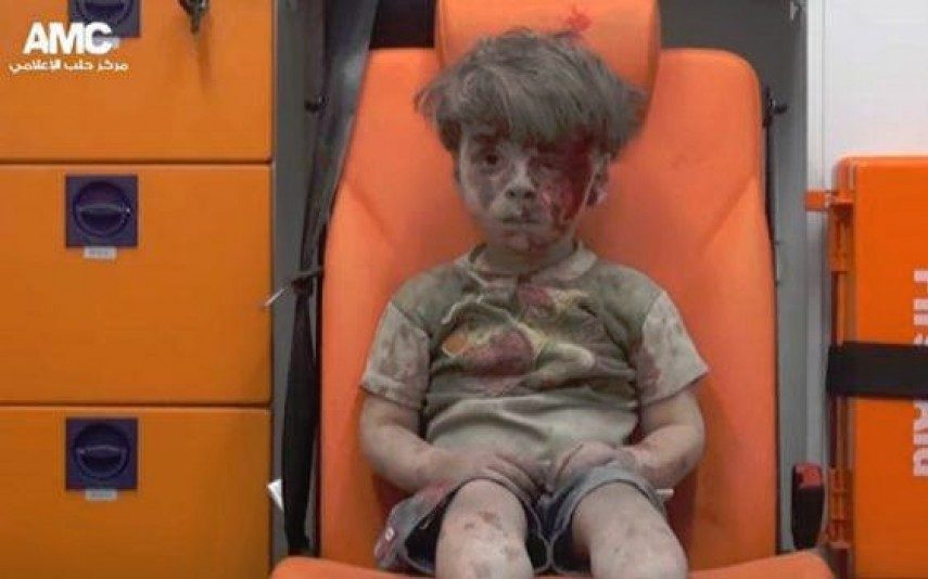 Criança que marcou guerra da Síria aparece irreconhecível
