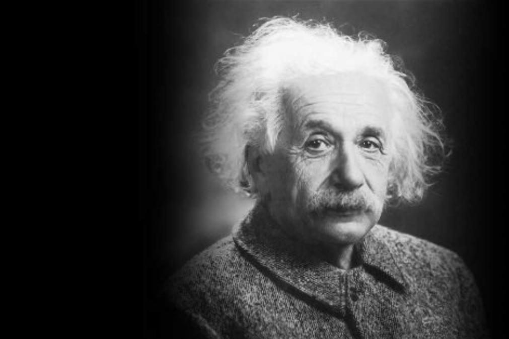 Albert Einstein denunciado à polícia por “erro” na Teoria da Relatividade