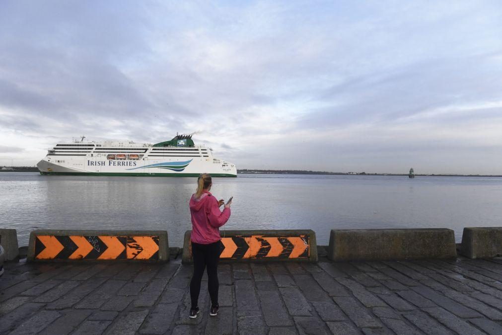 Covid-19: Irlanda também vai impor restrições a voos e 'ferry' oriundos do Reino Unido