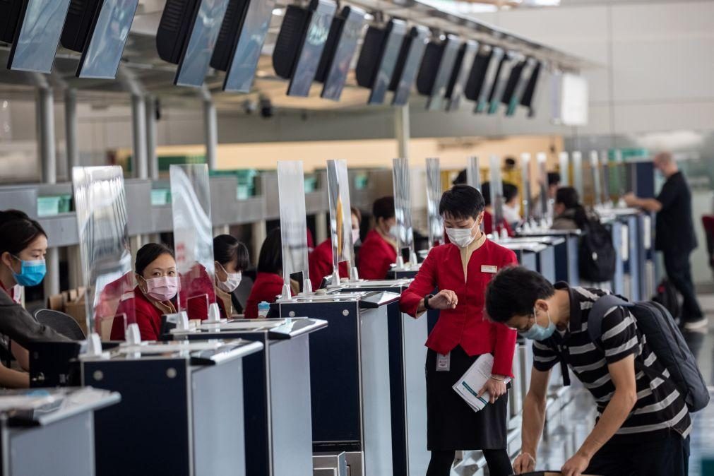Covid-19: Hong Kong suspende voos de passageiros vindos do Reino Unido