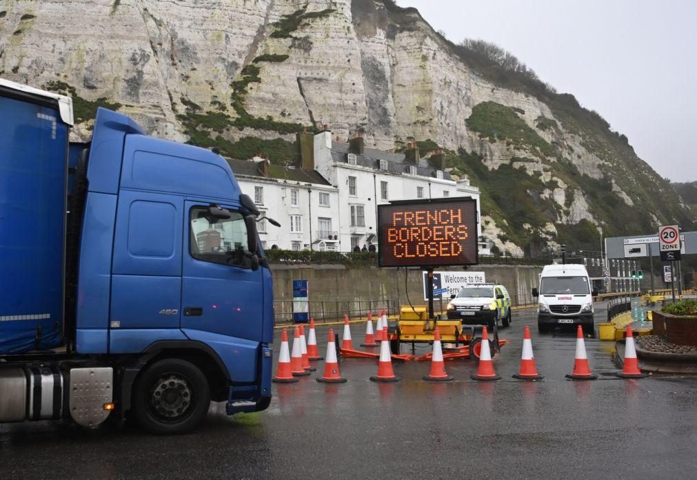 Quase mil camionistas parados em Inglaterra impedidos de entrar em França