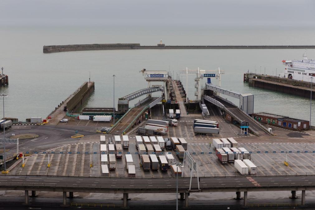 Exército britânico ajuda a testar camionistas parados em Dover