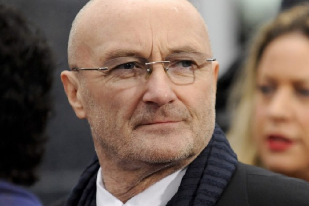 Phil Collins internado de urgência