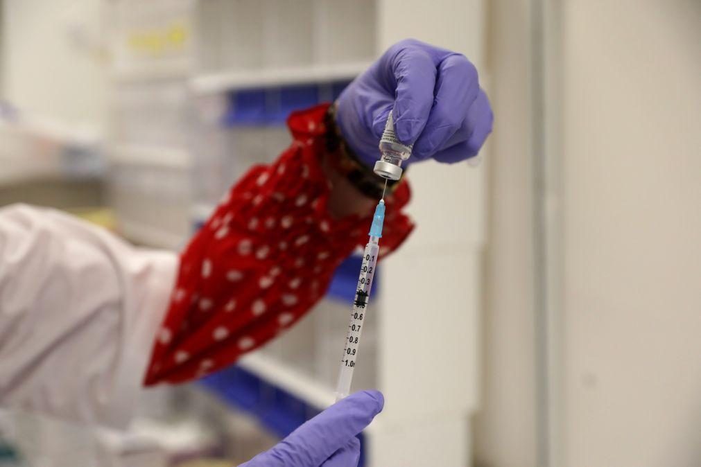Covid-19: EUA compram mais 100 milhões de doses de vacina à Pfizer