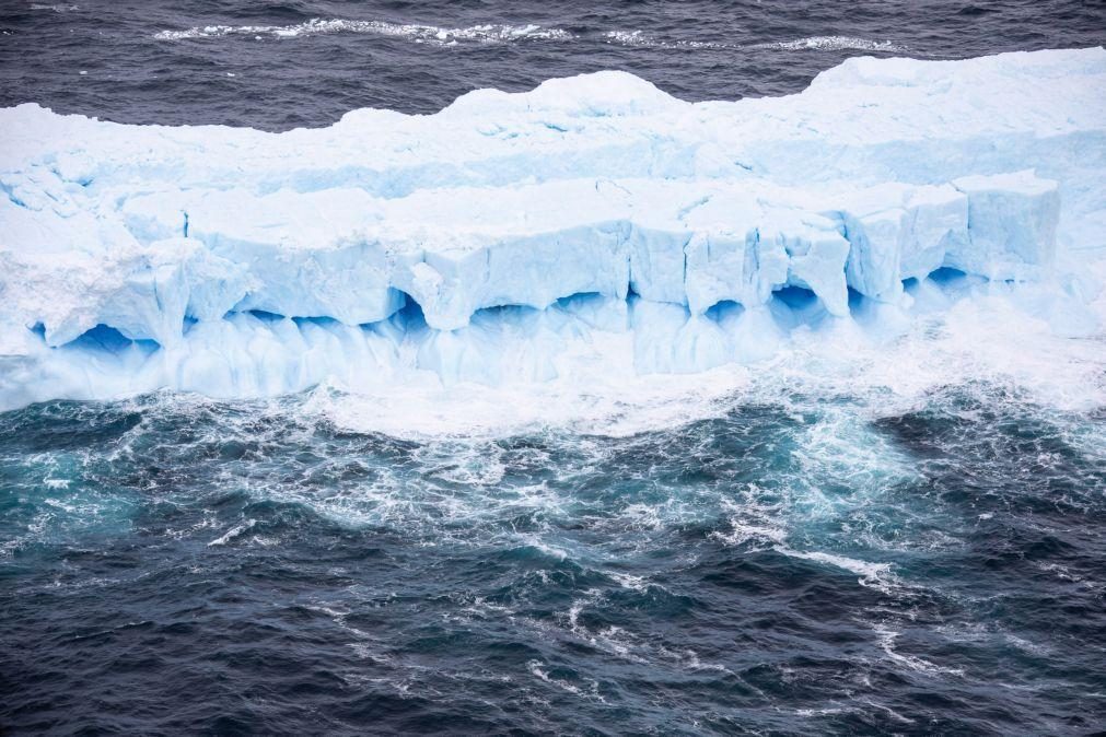 Iceberg A-68A em possível rota de colisão com ilha está a partir-se e a mudar de forma