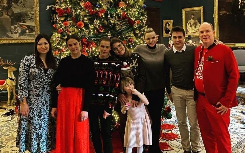 Alberto do Mónaco diverte a família com traje natalício peculiar