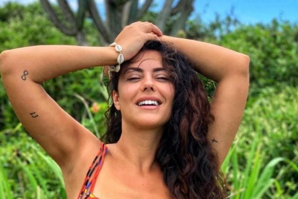 Sofia Ribeiro exibe excelente forma física em destino paradisíaco
