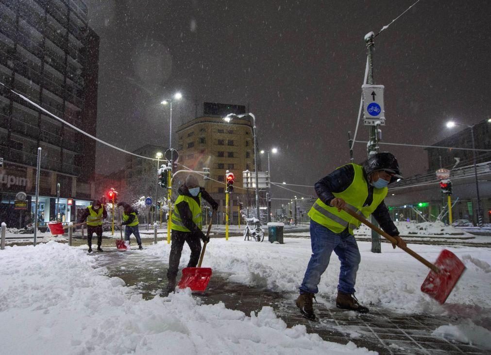 Neve no norte de Itália provoca um morto e obriga a cancelar comboios e fechar estradas