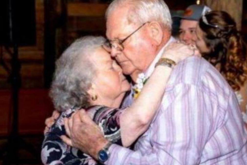 Casal junto há 61 anos morre de mãos dadas no hospital
