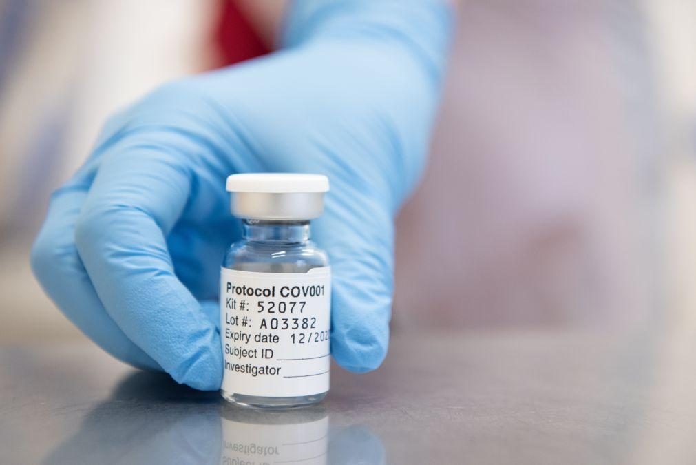 Covid-19: Reino Unido começou a administrar vacina da AstraZeneca/Oxford