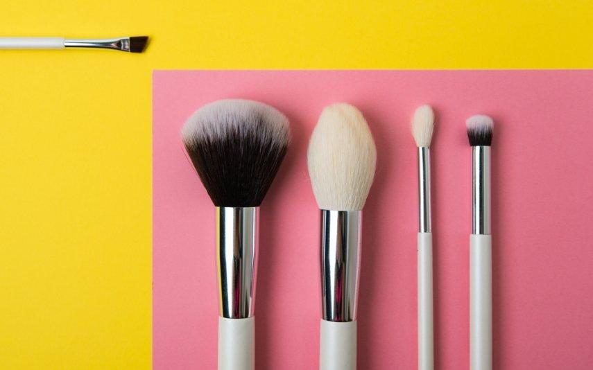 Maquilhagem Amarelo e cinzento: Como usar as cores de 2021 na sua maquilhagem