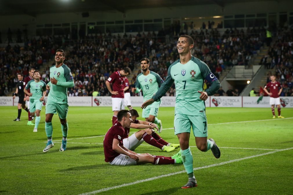 Portugal vence na Letónia por 3-0, com dois golos de Ronaldo e um de André Silva