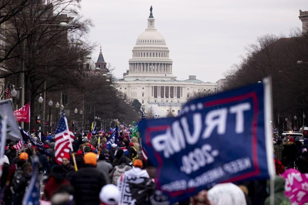 Manifestantes pró-Trump tentam invadir Capitólio