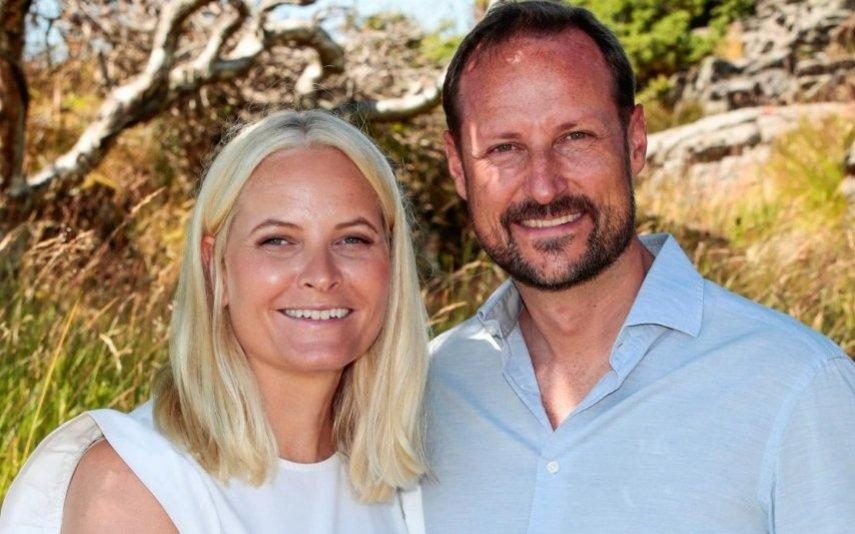 Princesa Mette-Marit da Noruega Sofre queda aparatosa enquanto praticava ski e é hospitalizada