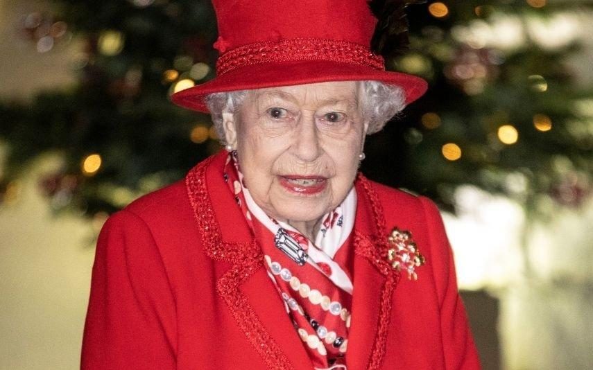 Isabel II De luto - Rainha chora a morte de familiar próximo