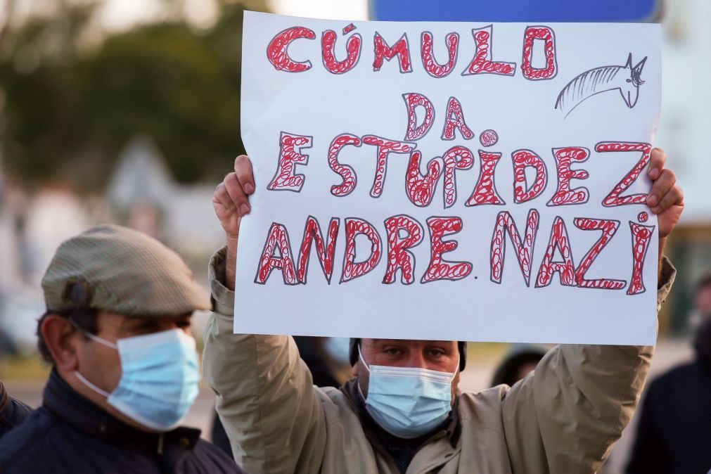 André Ventura em ação de campanha manda ciganos e antifascistas «trabalhar»
