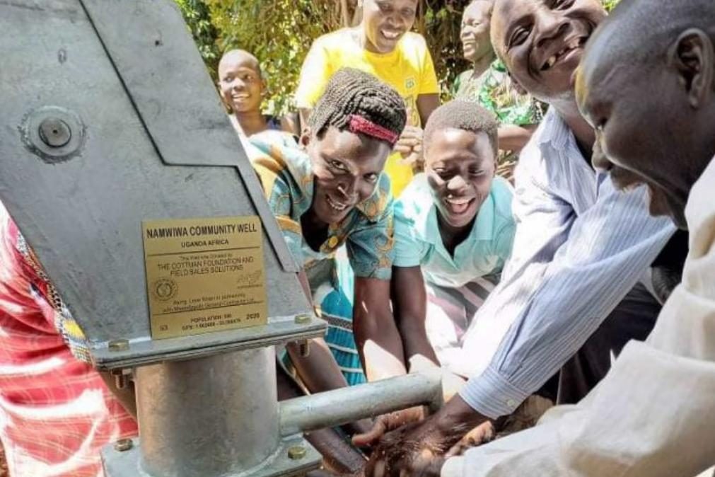 Comunidade carente do Uganda comemora chegada de água potável [vídeo]