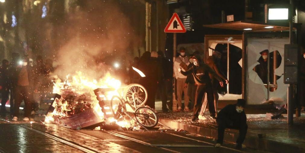 Polícia belga detém 116 pessoas em manifestação contra morte sob custódia