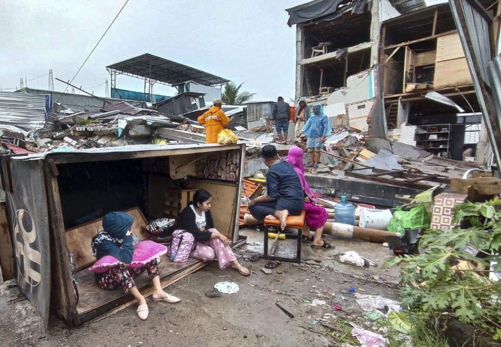 Número de mortos causados por sismo na Indonésia sobe para 42