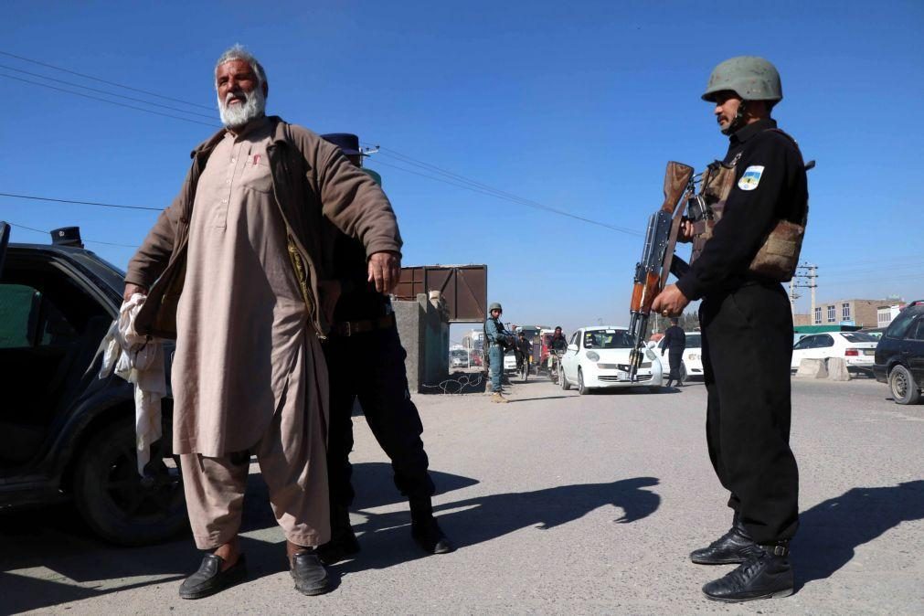 Dois talibãs infiltrados mataram 12 elementos de uma milícia no Afeganistão