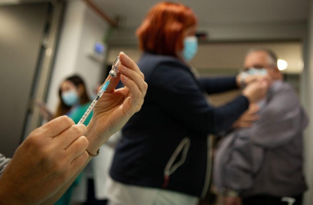 Profissionais de saúde já começaram a receber segunda dose da vacina