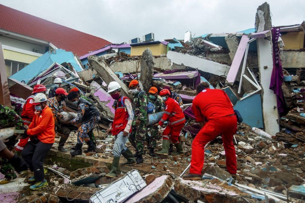 Novo balanço aponta para 60 vítimas mortais do sismo na Indonésia