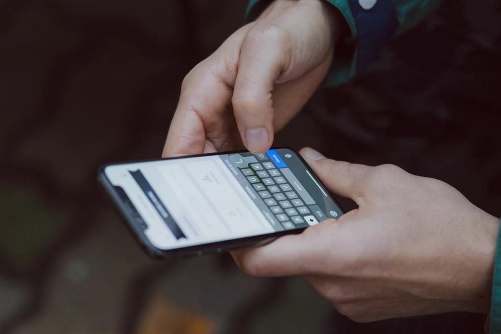 Passar longos períodos no telemóvel não é prejudicial, diz estudo