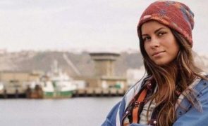 Carolina Loureiro incendeia redes sociais com foto em biquíni