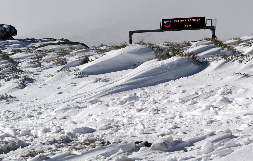 Neve corta estradas na Serra da Estrela