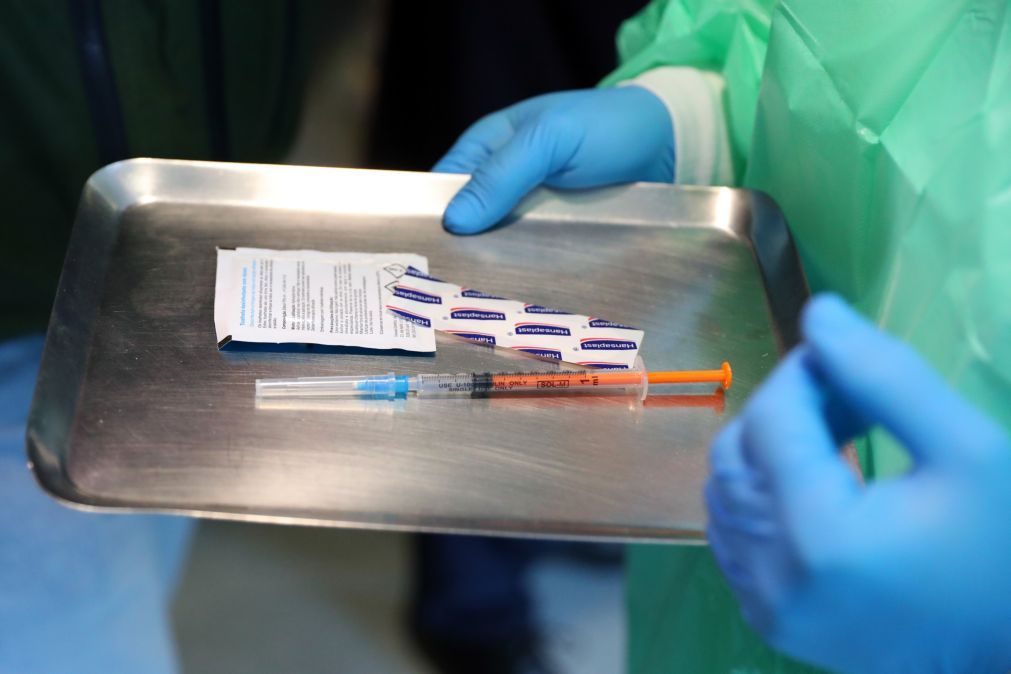 Covid-19: Vacinas acidentadas avaliadas por equipa farmacêutica