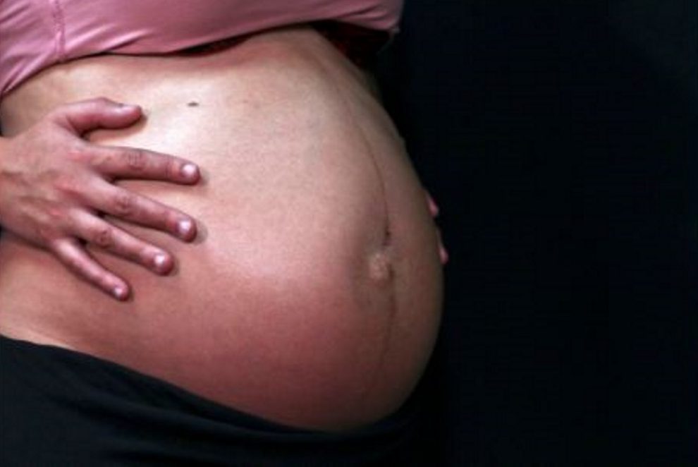 Mulher grávida de 8 meses morre eletrocutada na banheira devido a carregador de telémovel