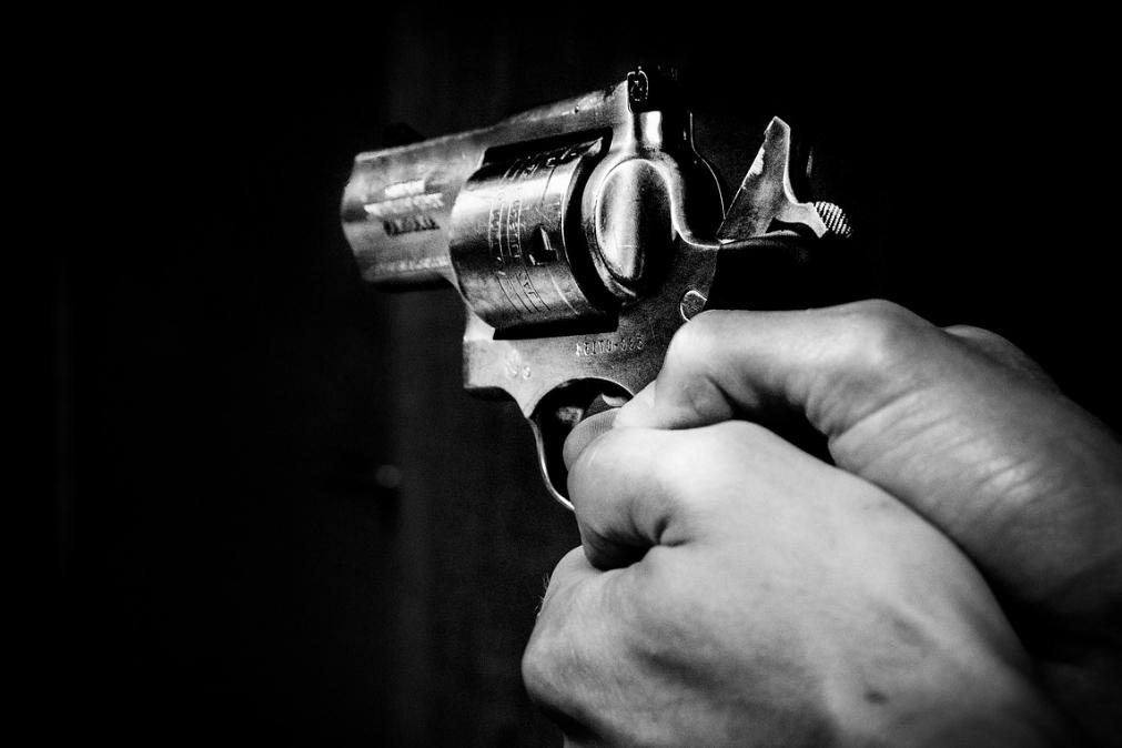Boatos sobre violência doméstica levam professor a disparar sobre vizinho