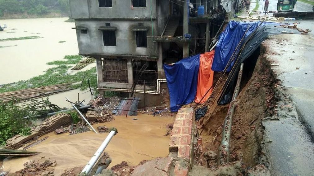 Deslizamentos de terras devido a fortes chuvas causam 92 mortos