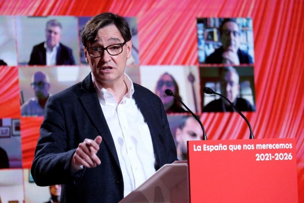 Ministro da Saúde espanhol abandona Governo para ser candidato socialistas a eleições catalãs