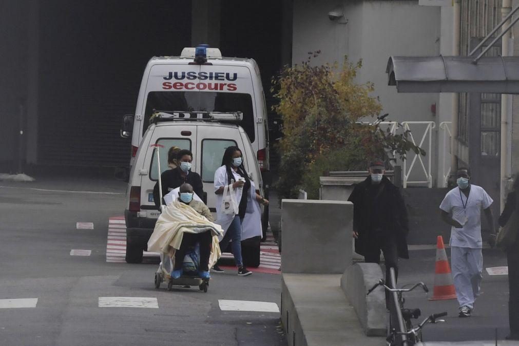 Covid-19: Número de hospitalizações continua a subir em França