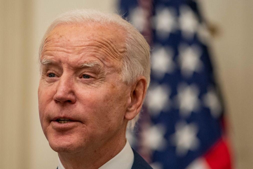 Joe Biden diz que EUA estão próximos de imunidade de grupo até ao verão