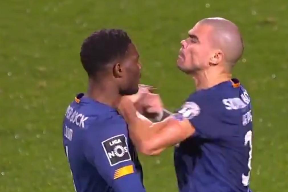 Loum e Pepe agridem-se no final do jogo do FC Porto contra o Farense [vídeo]