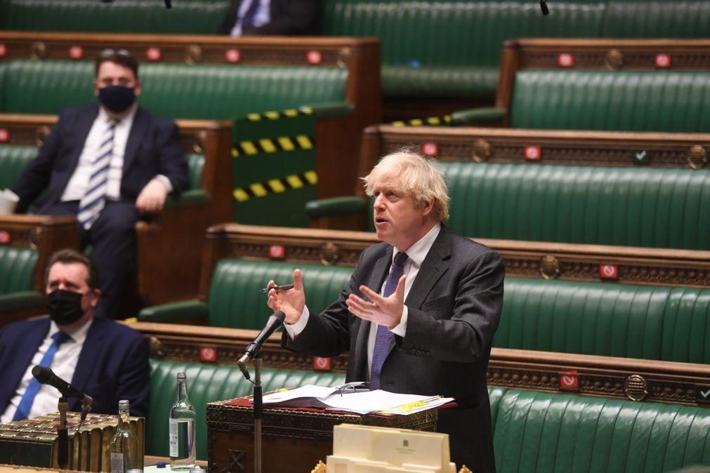 Boris Johnson lamenta 100 mil mortes por covid-19 e assume responsabilidade 