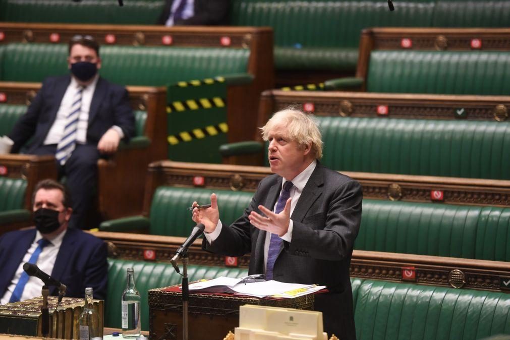 Boris Johnson lamenta 100 mil mortes por covid-19 e assume responsabilidade