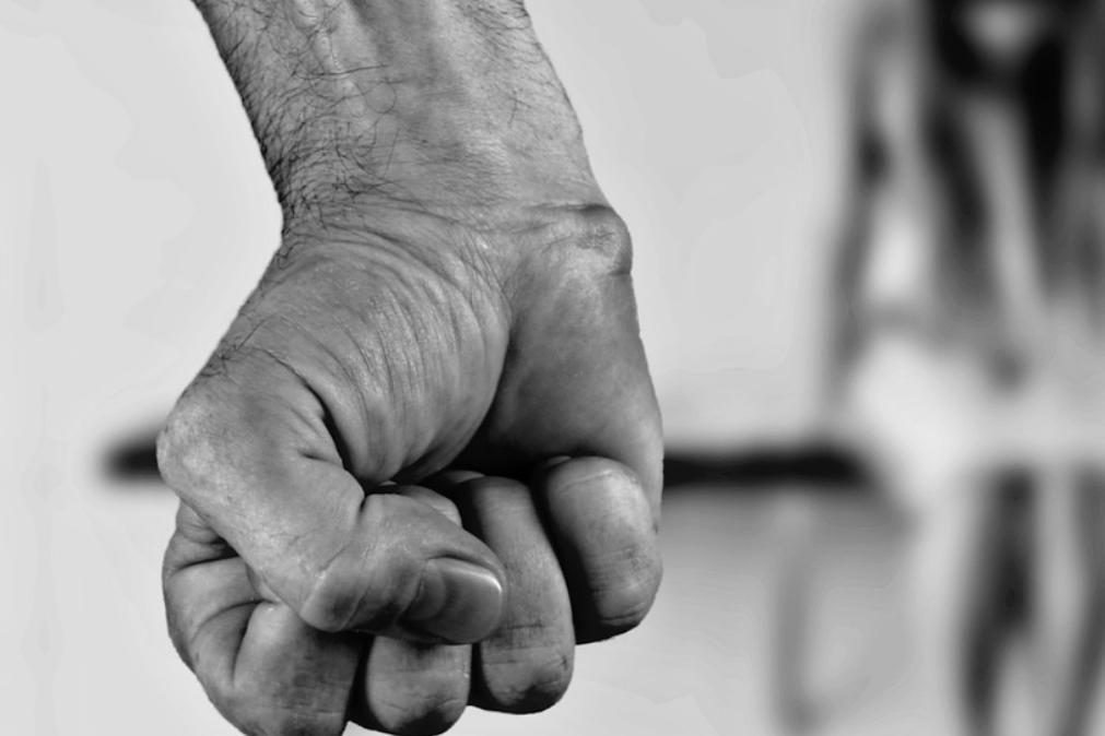 Jovem de 21 anos espanca namorada até à morte após ordem de despejo